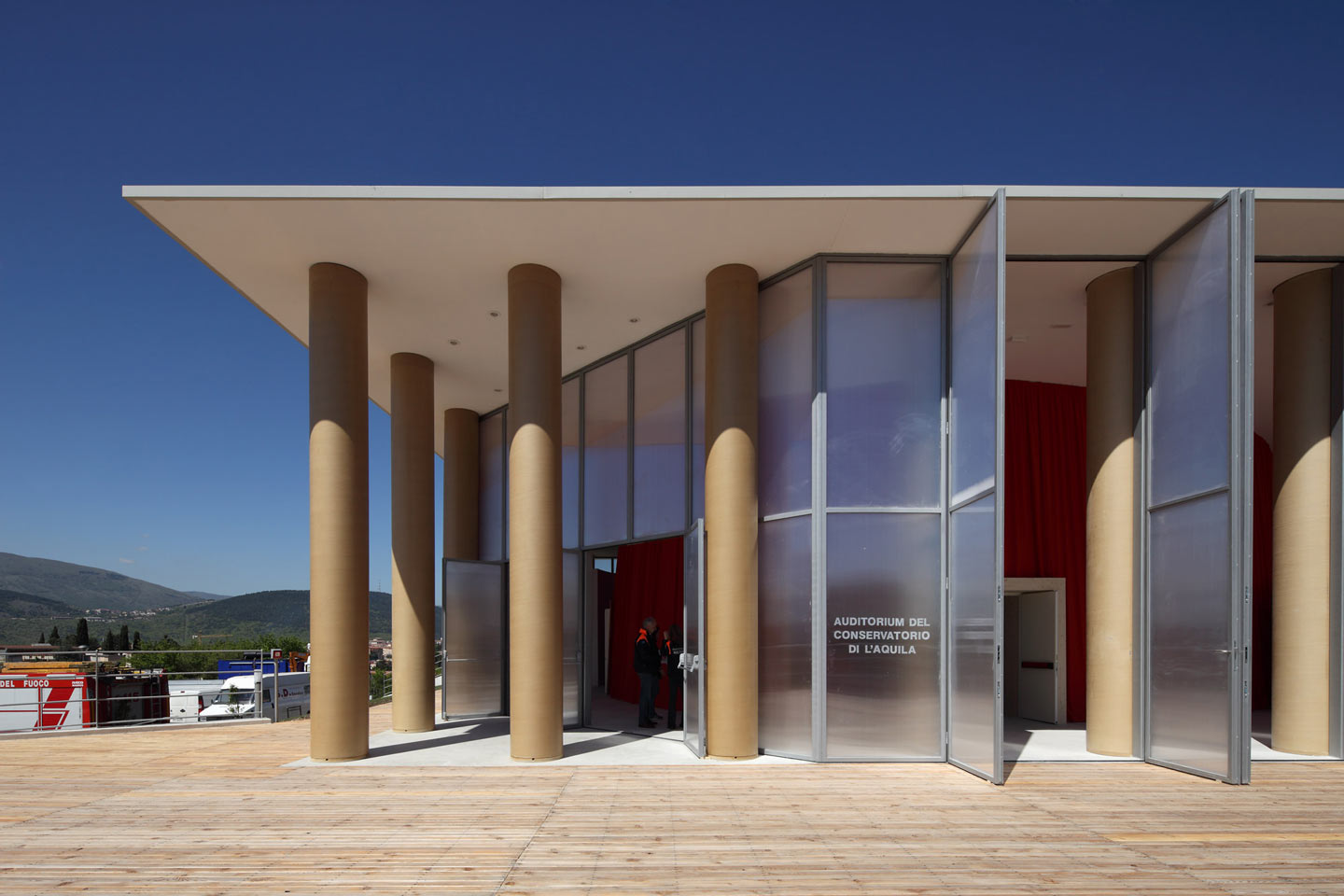 Architettura > L'Aquila Temporary Concert Hall - Shigeru Ban Architects